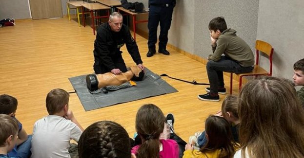 Ferie zimowe to dla dzieci i młodzieży czas wypoczynku oraz zabawy. Profilaktycy i mundurowi z hajnowskiej komendy we współpracy ze Państwową Strażą Pożarną oraz Powiatową Stacją Sanitarno-Epidemiologiczną dbają, aby ten czas upłynął najmłodszym bezpiecznie. Mundurowi w trakcie spotkań przypominają młodzieży o zasadach bezpieczeństwa podczas zimowych aktywności oraz zachęcają do udziału w konkursie „Śnieżny Dekalog.”